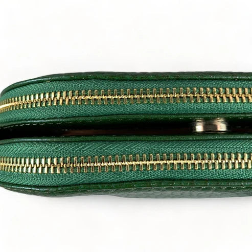 LeatherLuxe Green Leather Women's Shoulder Bag in Crocodile Style — Elegant crossbody bag with textured pattern and gold-tone details