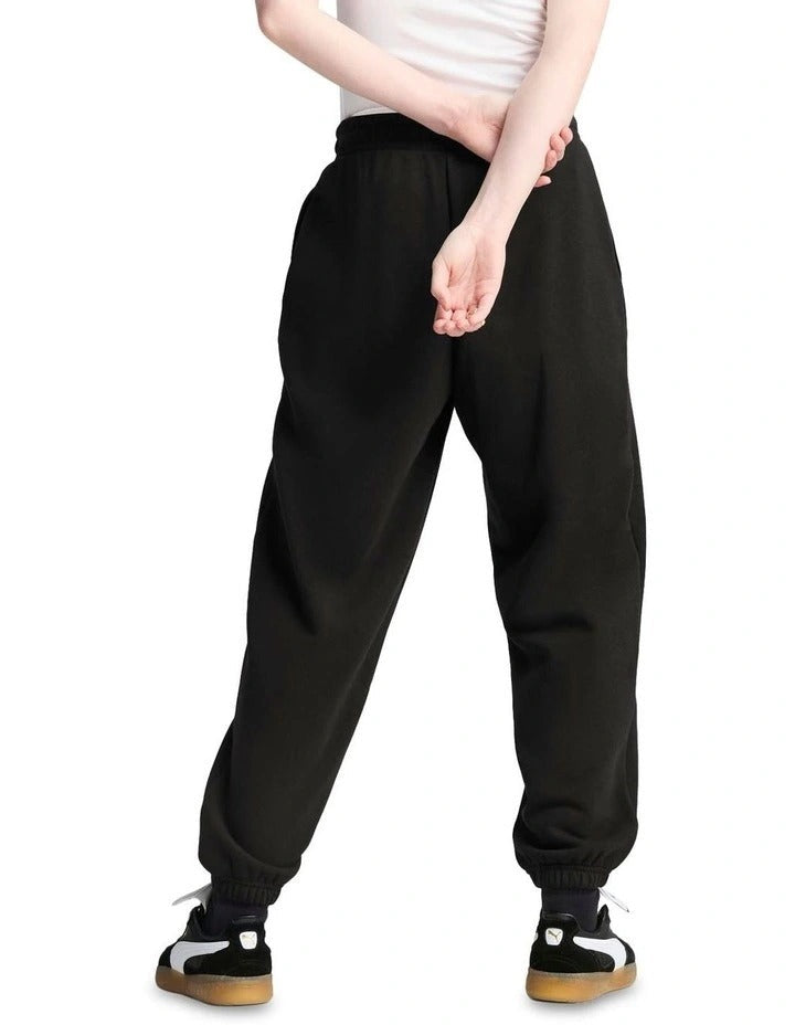 Puma Wardrobe Ess Sweatpants with Cat Logo embroidery, elasticated waistband and cuffs, made from recycled cotton and polyester blend